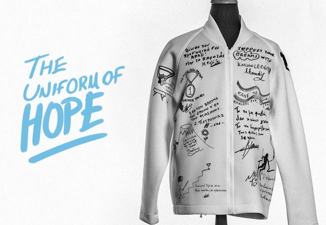  Μια εικόνα που στα δεξιά έχει γραμμένο The uniform of Hope και στα αριστερά υπάρχει ένα σακάκι που είναι ζωγραφισμένο με μηνύματα