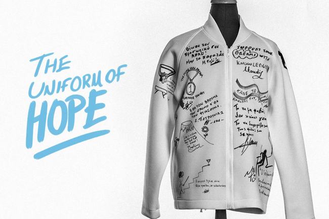  Μια εικόνα που στα δεξιά έχει γραμμένο The uniform of Hope και στα αριστερά υπάρχει ένα σακάκι που είναι ζωγραφισμένο με μηνύματα